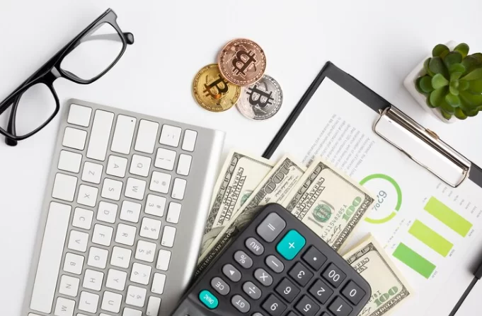 Descubra como funciona a tributação de criptomoedas e evite problemas fiscais. Saiba quem deve declarar e as penalidades em nosso guia.