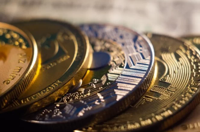 Com histórias de enriquecimento rápido e notícias de volatilidade extrema, muitas pessoas estão curiosas sobre o que são criptomoedas, como funcionam e se devem investir nelas.