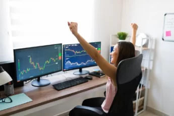 Explore o mundo do Swing Trading com criptomoedas, uma estratégia dinâmica que visa capturar oscilações de preço de curto a médio prazo
