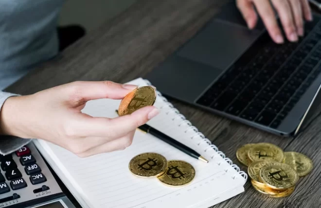 Explore o conceito de arbitragem com criptomoedas, tipos específicos de arbitragem, como a de mercado, estatística e de convergência.